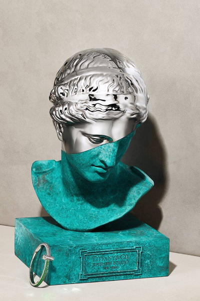 蒂芙尼携手Daniel Arsham呈献联名限量版Tiffany T1系列手镯及半身雕像作品