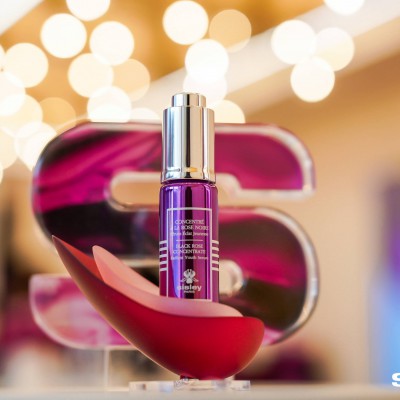 法国希思黎黑玫瑰弹润水光精粹璀璨面世