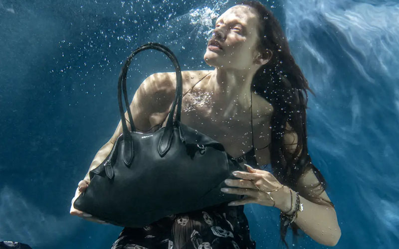 McQueen发布Manta手袋专属广告大片