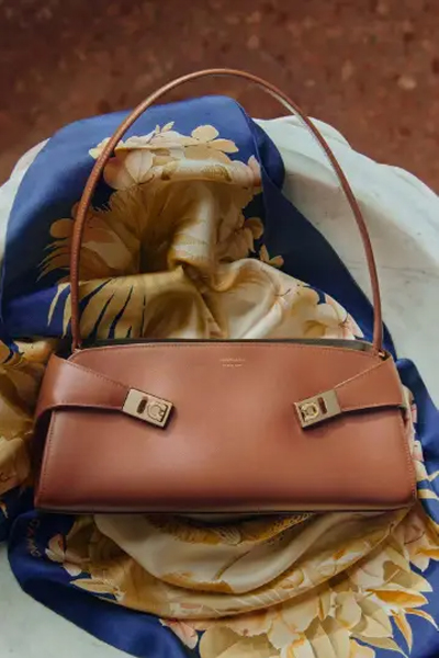 2026早秋系列 FERRAGAMO横版HUG EAST-WEST手袋